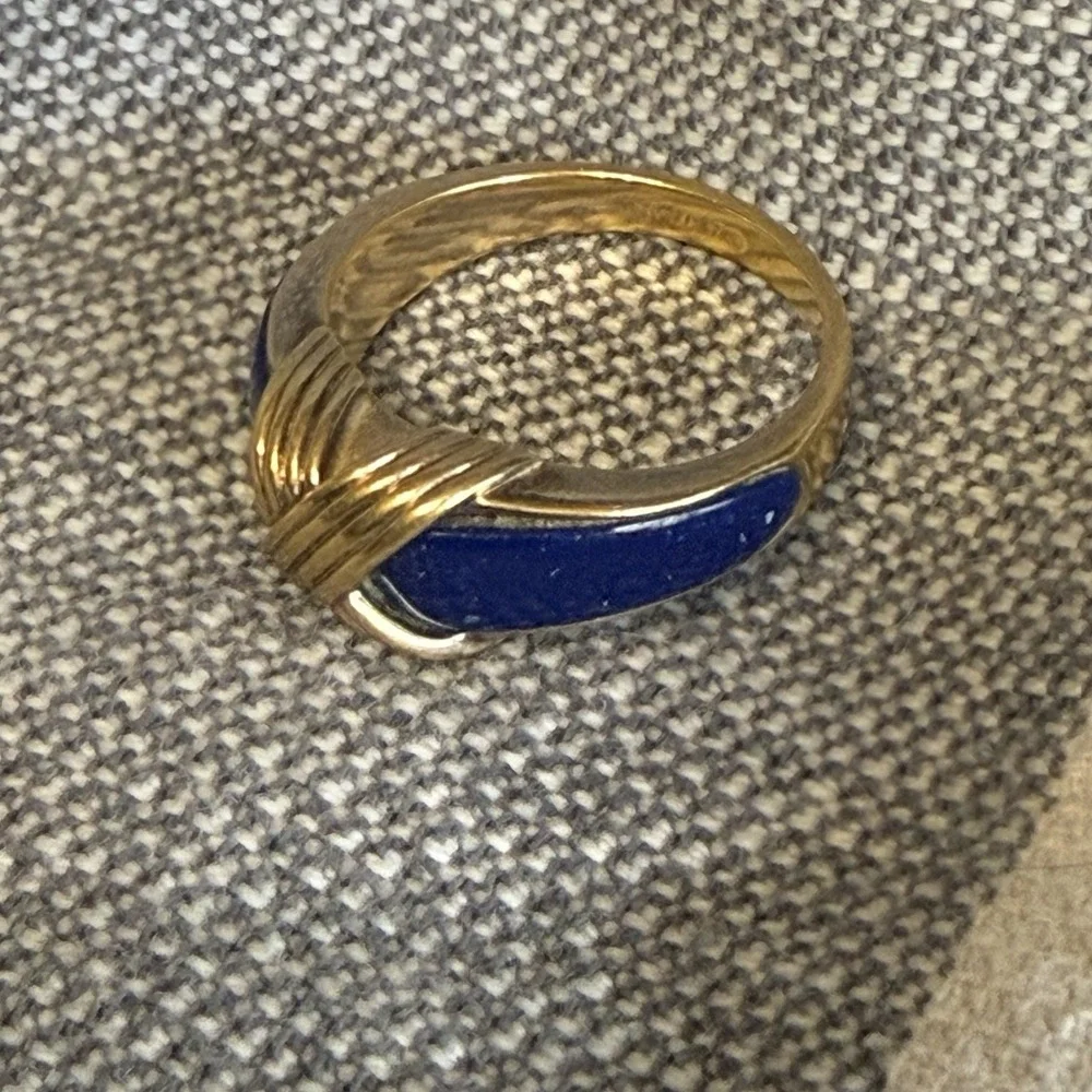 VTG Avon Ring Gold Tone Sz 7.5 Criss Cross Design Band Navy Blue Retro 90s Y2K